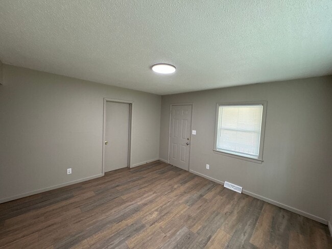 Building Photo - 2 Bedroom 1 Bath Beautiful Inside! $895