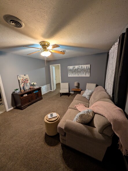 Building Photo - 860 Navaho Ave