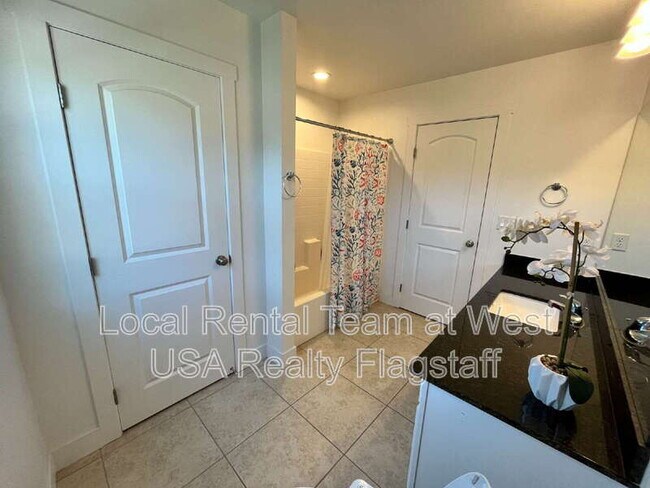 Building Photo - 2705 W Windtree Dr