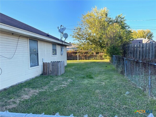 Building Photo - 2301 Timberline Dr