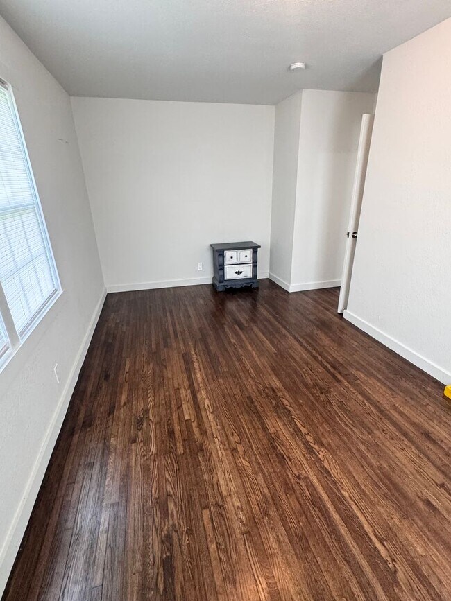 Building Photo - Beautiful 3 bed, 2 bath home with open lay...