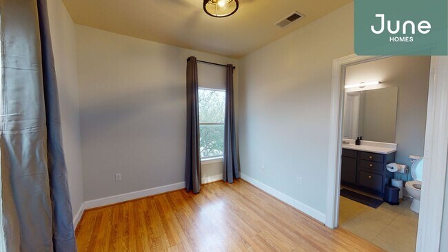 Primary Photo - Queen room in 4-bed/4.0-bath Home