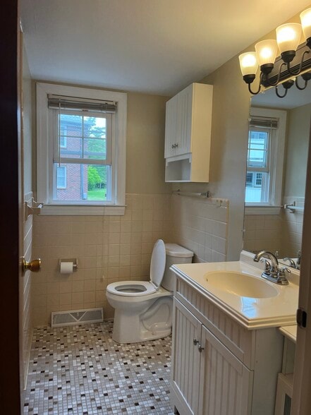 Bathroom - 10 Kensington Ct