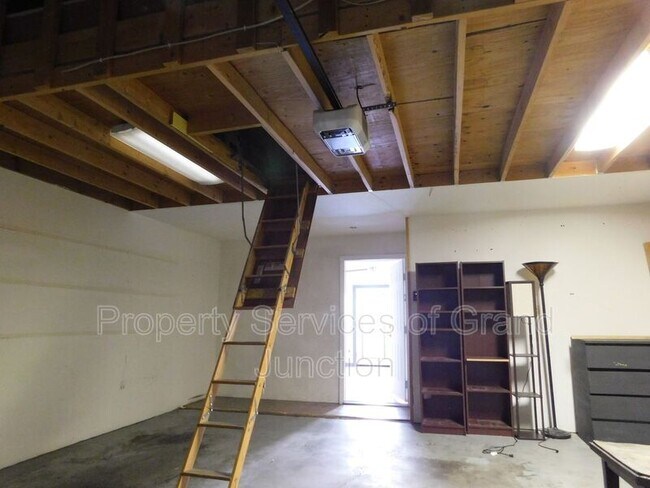 Building Photo - 2338 1/2 Rattlesnake Court