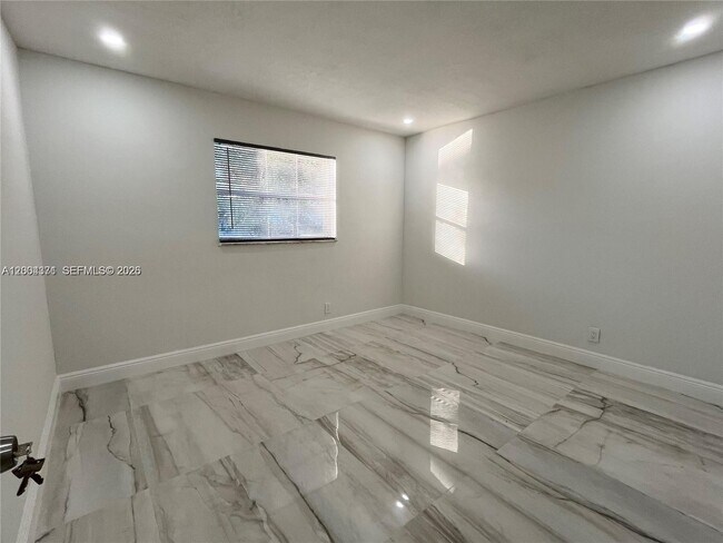 Building Photo - 8011 NW 44th Ct