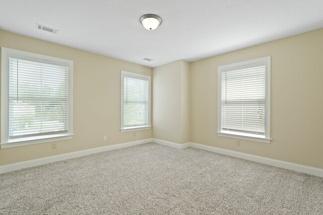 Building Photo - 3 Bedroom Dunham Marsh Beauty with Outdoor Fireplace and Resort-Style Community Amenities