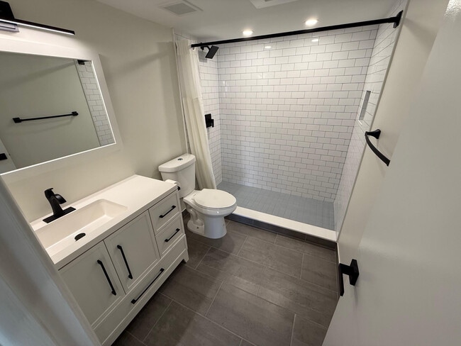 Building Photo - 1950 N Andrews Ave