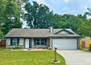 Building Photo - 4/2, fenced in yard and pool access!!