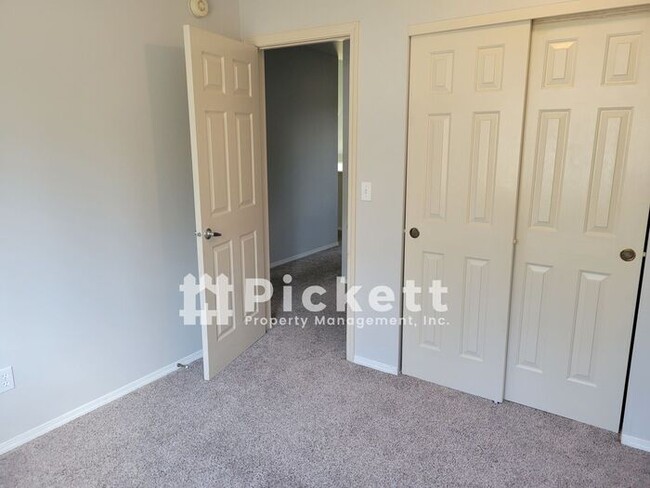 Building Photo - Lovely 3 Bedroom Ridgetop Townhome