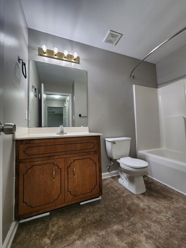 Building Photo - $1400 3 bed 2 bath Oak Grove Home