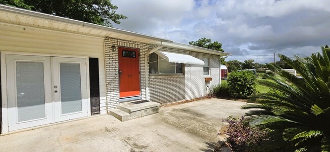 Primary Photo - 121 Masterpiece Rd