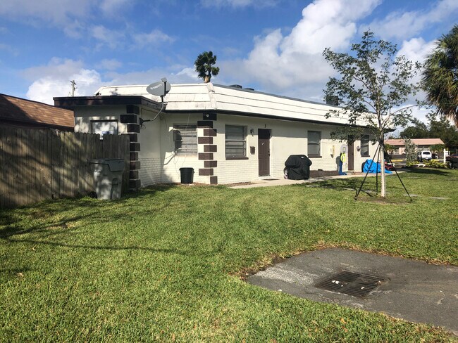 Building Photo - 921 SW 10th Dr