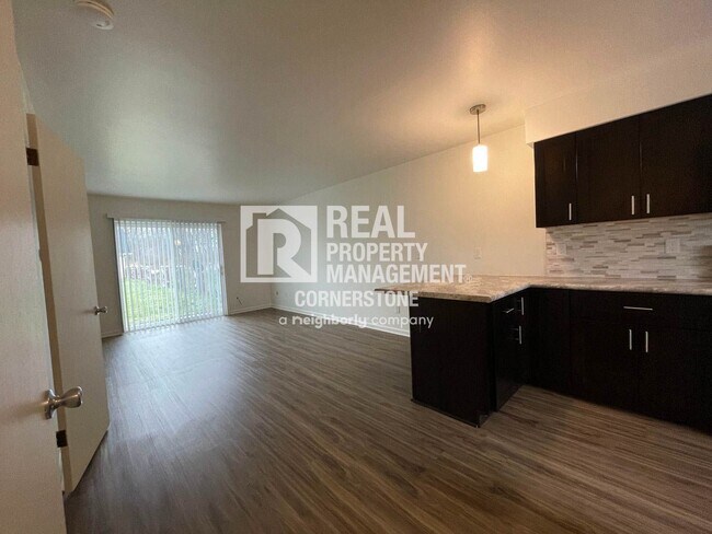 Building Photo - Updated & Inviting 2-Bedroom Townhome in Q...