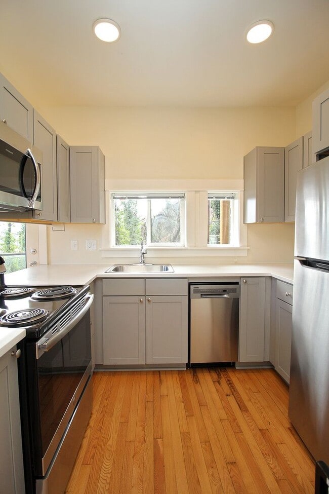 Building Photo - 2400 SW Hoffman Ave