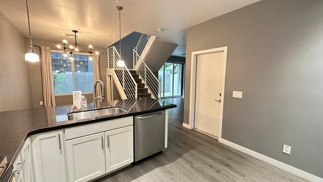 Building Photo - 3/2.5 Condo in Gated Complex