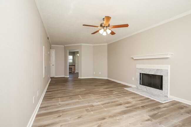 Building Photo - 200 Lake Forest Dr