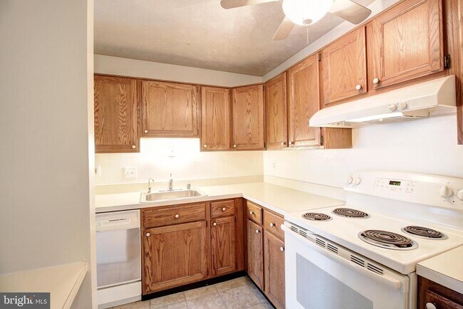 Building Photo - 2145 Wainwright Ct