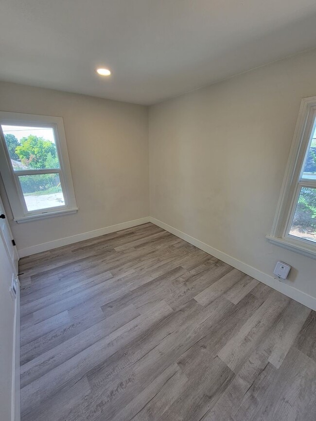 Building Photo - Theall Triplex