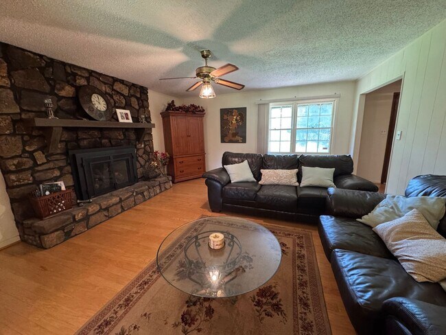 Building Photo - Furnished 3-Bedroom, 2-Bath Home in Peacef...
