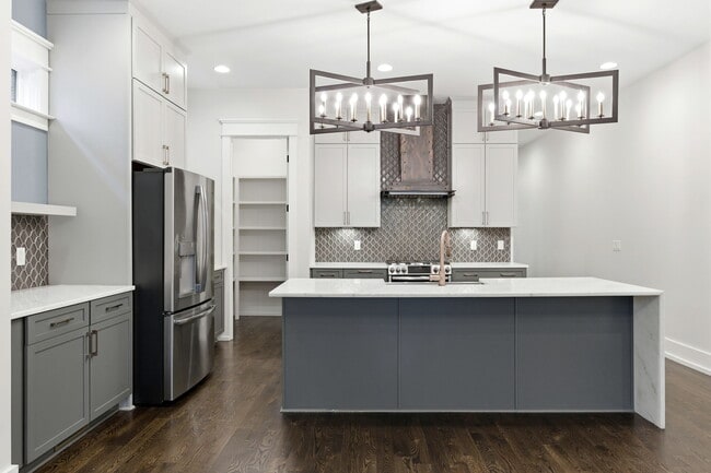 Building Photo - 1708B 15th Ave S