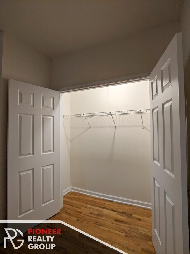 Building Photo - 917 W Dakin St