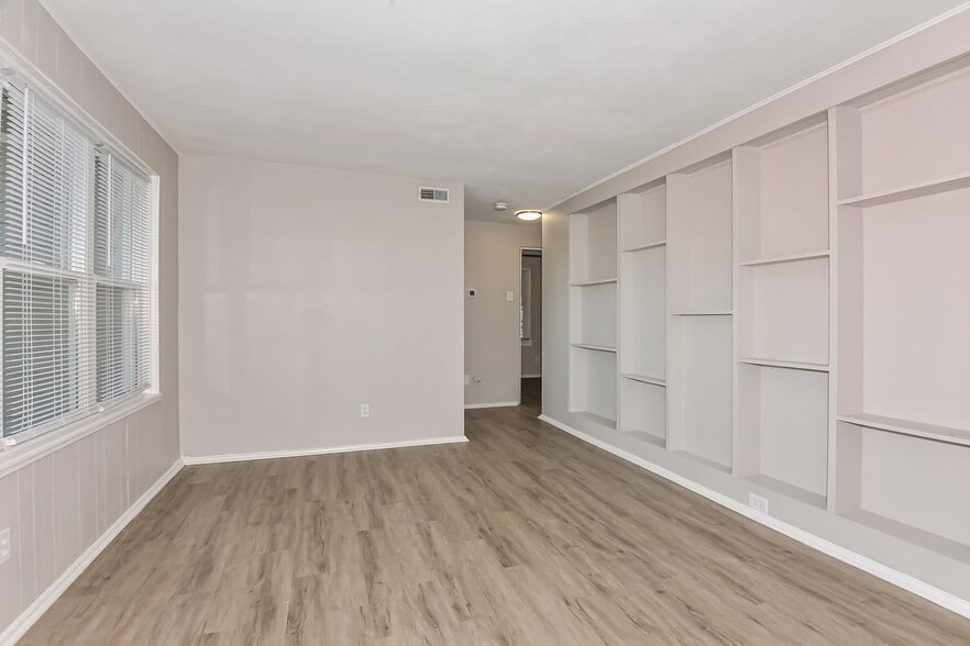 Building Photo - 4 Redwood Dr