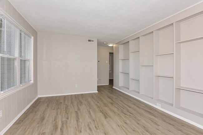 Building Photo - 4 Redwood Dr