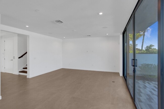 Building Photo - Gorgeous New Townhouse on the Beach