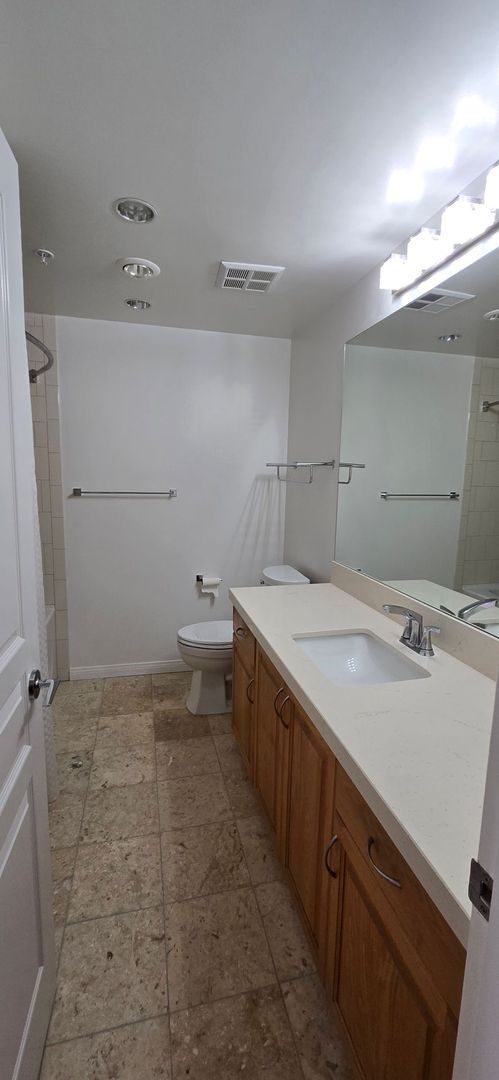 Building Photo - Modern 2 Bed, 2 Bath Condo in the Heart of...