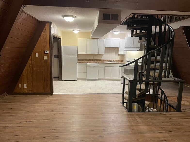 Building Photo - 3102 Alpine Dr