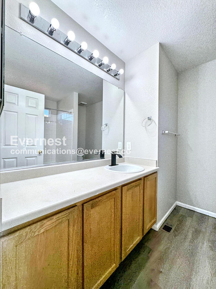 Building Photo - 4079 Perth St