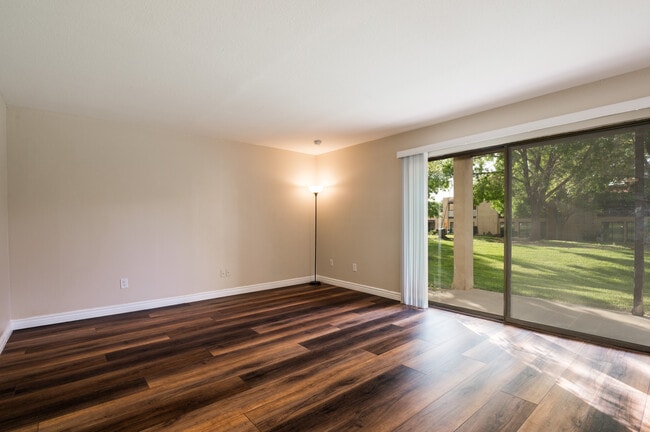 Building Photo - 925 Country Club Dr SE