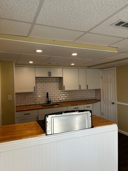 Building Photo - 444 Main St