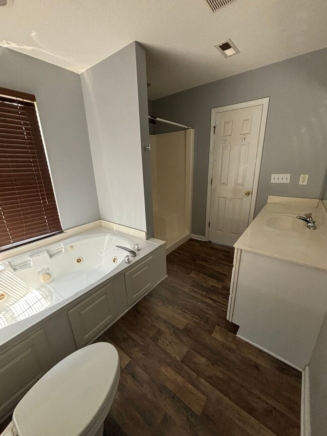 Building Photo - 3BR House with Community Pool