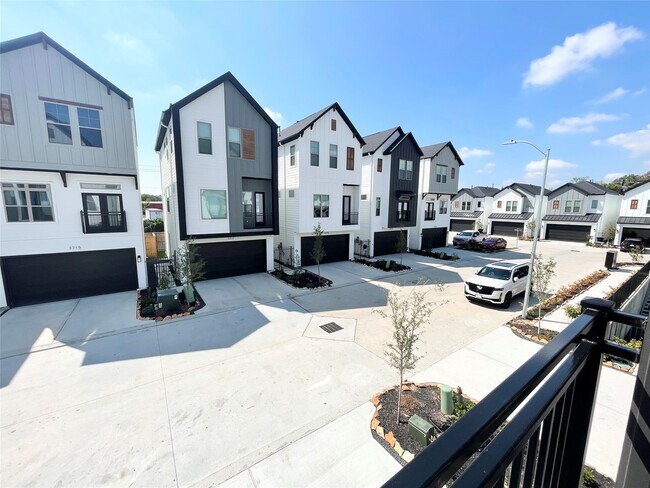 Building Photo - 3716 Creekmont Gardens Ln