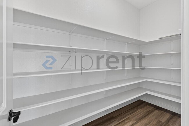 Building Photo - Unit