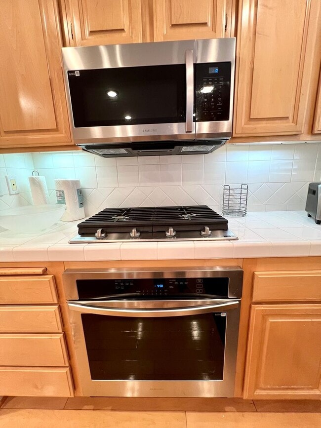 Building Photo - Amazing Downtown Torrance! - 3 bd / 2.5 ba...