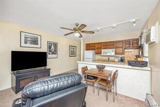 Building Photo - 10 Leanore Dr