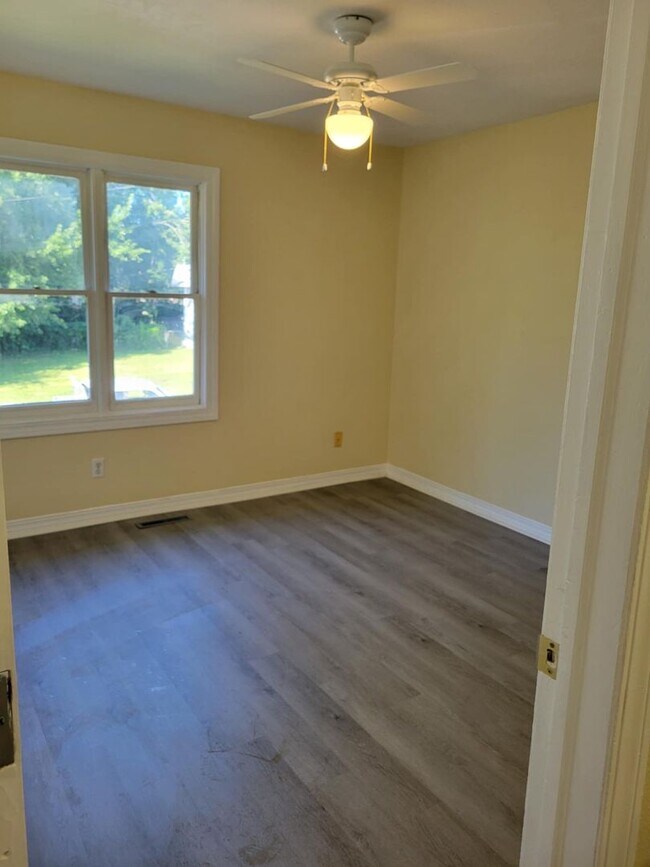 Building Photo - NOVEMBER SPECIAL!!!!!4 bedroom 2 bathroom ...