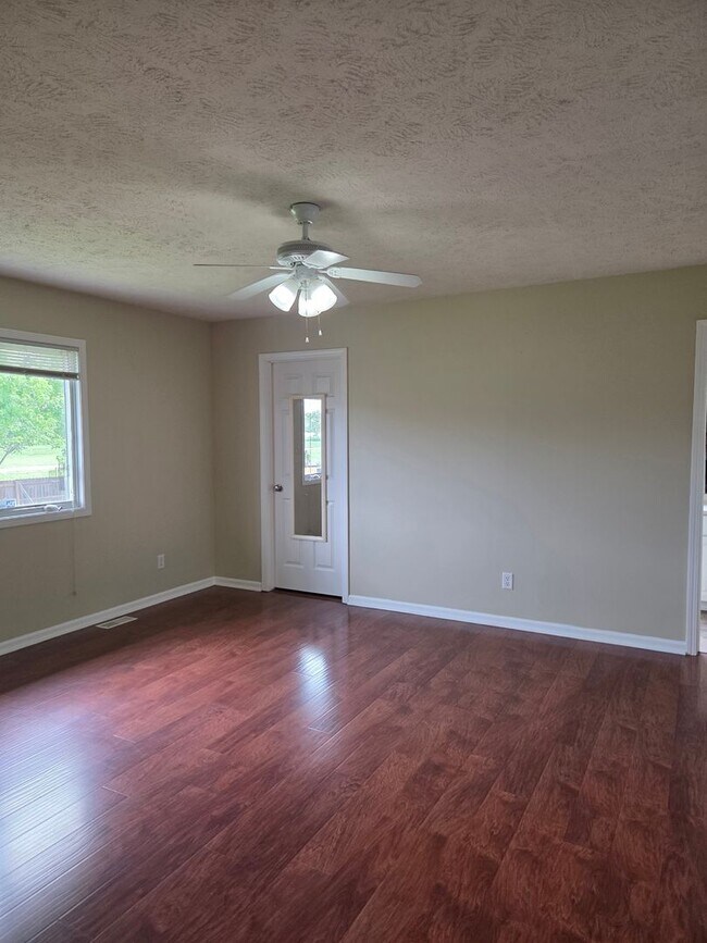 Building Photo - Beautiful 3-bedroom house available now
