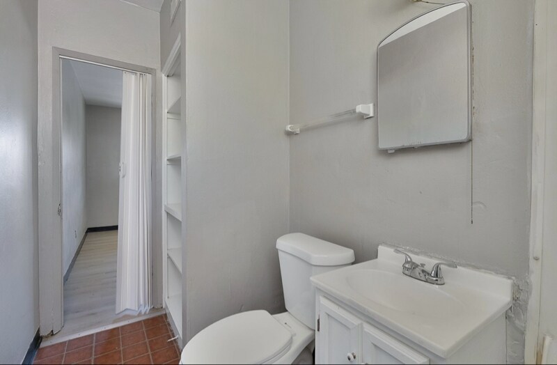 Building Photo - 474 1/2 E Norwich Ave