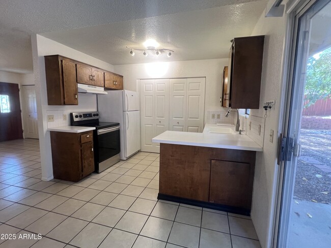 Building Photo - 3922 E Del Rio Dr