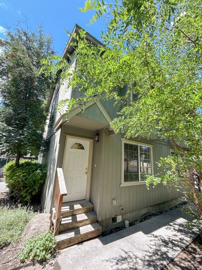 Building Photo - 614 Prescott St