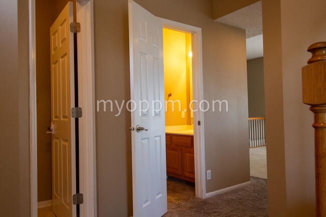 Building Photo - $1,022.50 Off Deposit! Spacious 2 Story ho...