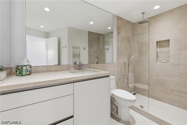 Building Photo - 8665 Bay Colony Dr