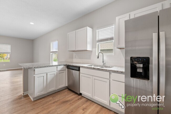 Building Photo - NOVEMBER FREE RENT!! 5 Bedroom 3 Bath Home...