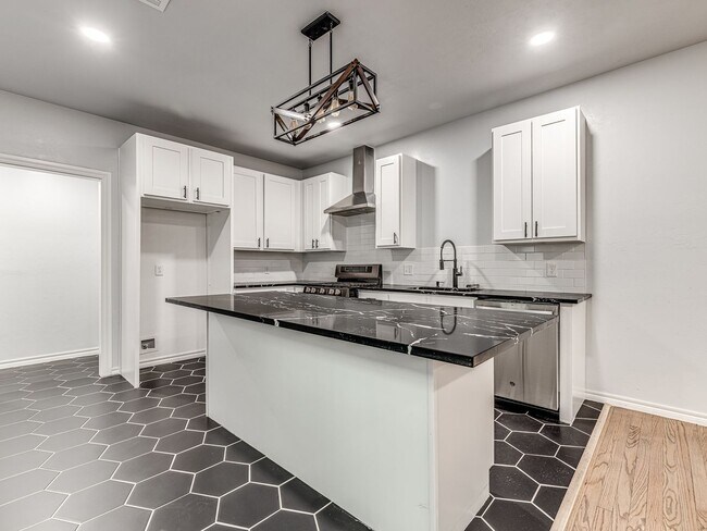 Building Photo - Charming home in Central Park Neighborhood...
