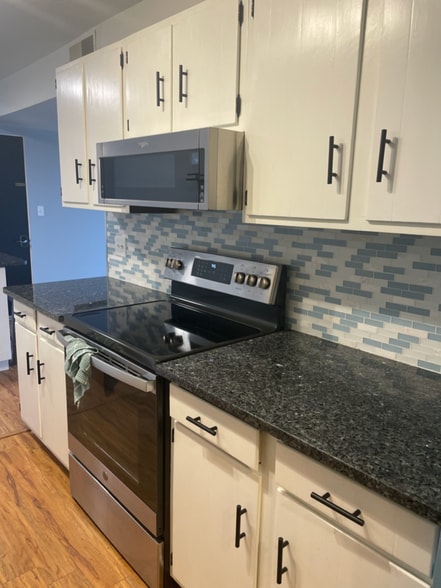 Building Photo - 326 14th Ave S