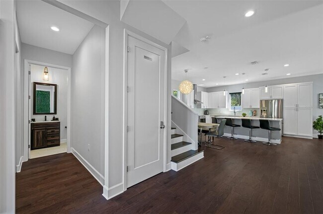 Building Photo - 902 W Plymouth St