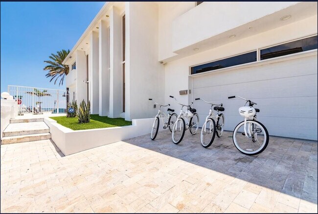 Building Photo - 3350 NE 14th Ct